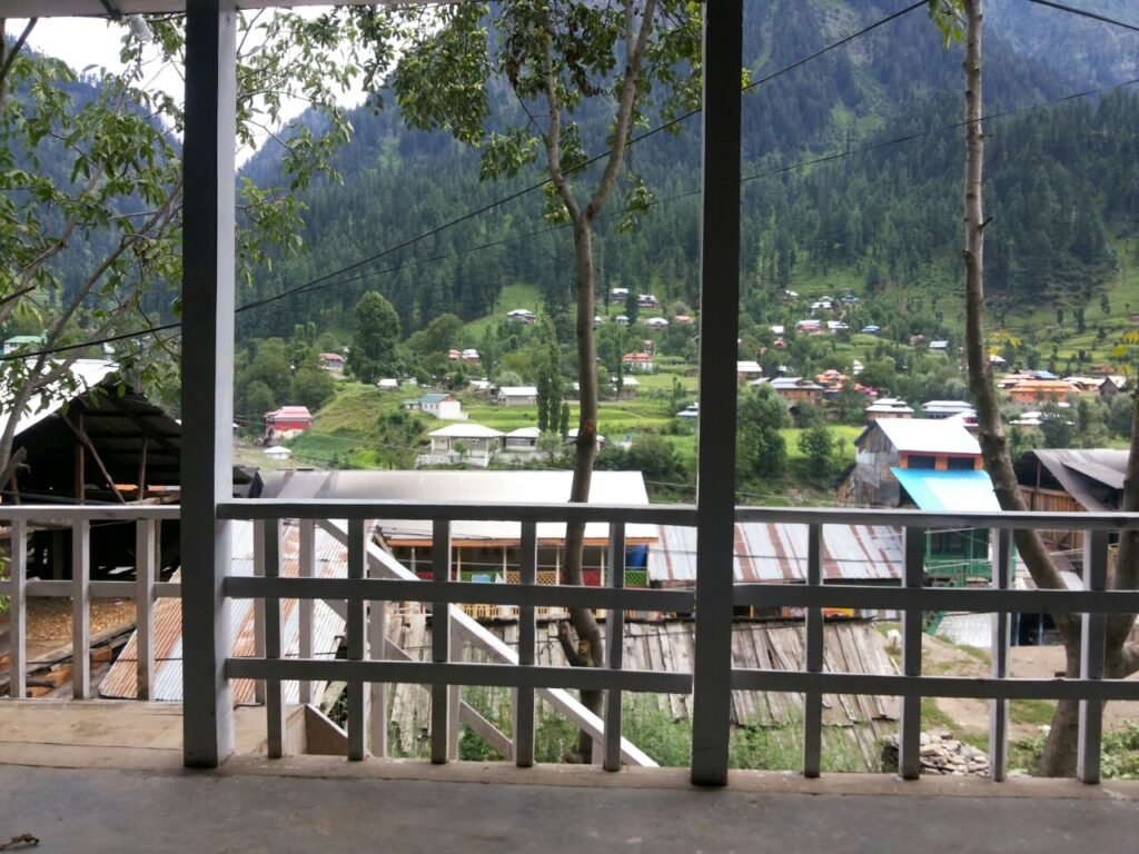 1452592473_Kashmir-Lodges-Sharda-View-exterior