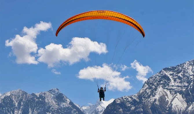 This image has an empty alt attribute; its file name is paragliding.jpg