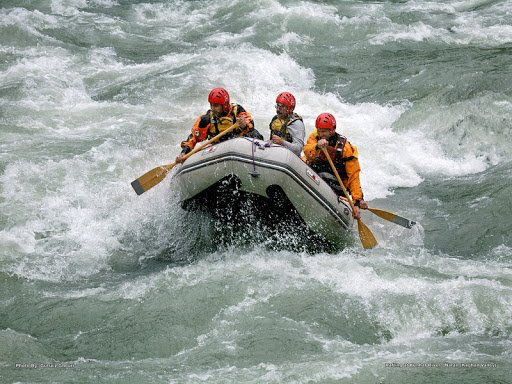 This image has an empty alt attribute; its file name is river-rafting-3.jpg